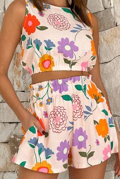 Printed Round Neck Sleeveless Top and Shorts Set - Sydney So Sweet Tan Model, Ropa Upcycling, Two Piece Short Set, High Waist Shorts, Summer Glow, Linen Material, Vintage Floral Print, Floral Shorts, Retro Floral