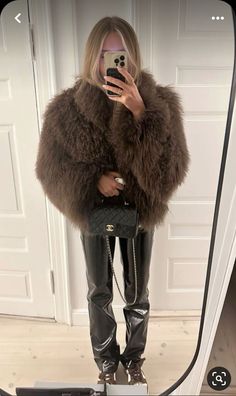 Classy Winter Outfits Night, Furcoats Outfits, Date Night Outfit Fall, Winter Date Night Outfit, Look Hippie Chic, Fur Coat Outfit, Winter Date Night, High Waisted Dress, Elegant Classy Outfits