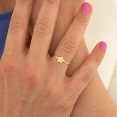 Daisy Flower Diamond Ring * Gift for Her * Flower Ring *  14K Gold Bloom Ring * Nature Daisy Jewelry * Handmade Jewelry * Summer Jewelry 𝑾𝒆𝒍𝒄𝒐𝒎𝒆 𝒕𝒐 𝑫𝑰𝑬𝑽 𝑱𝒆𝒘𝒆𝒍𝒓𝒚! Our one-stop shop for stunning and unique silver jewelry is crafted with love, care, and high-quality materials. Whether you're looking for a simple everyday piece or a special statement item, we've got something for every taste and style.  Our pieces come in three stunning colors * 𝙘𝙡𝙖𝙨𝙨𝙞𝙘 𝙨𝙞𝙡𝙫𝙚𝙧, 𝙩𝙞? Flower Diamond Ring, Unique Silver Jewelry, Daisy Jewelry, Jewelry Summer, Bold Rings, Gift Flower, Romantic Roses, Delicate Necklace, Flower Ring