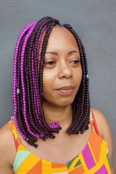 Purple Box Braids With Beads: Stand out with purple box braids hairstyles, trendy purple box braids ombre, and fun purple box braids peekaboo……..tranças jumbo preta, tranças jumbo chanel, tranças jumbo curtas, tranças jumbo penteados, tranças jumbo longa, ideias de trancas jumbo longo