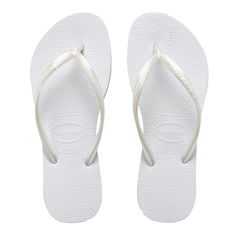 Chinelo Havaianas 0001 Slim BrancoProduto original e com garantia de fábrica. 2000s Shoes, Outer Banks Outfits, Outer Banks Style, White Flip Flops, Havaianas Flip Flops