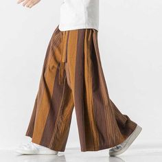 When Traditional meets casual style These casual hakama pants are a stylish and versatile addition to any wardrobe. With their flowing and loose design, they offer both comfort and functionality. Made from high-quality materials, they are durable and built to last. The pants feature a traditional Japanese design with pleats and a wide-leg cut, creating a distinctive silhouette. They are available in a range of colors to suit any style, from red, grey, and yellow. Perfect for martial arts practic Japanese Streetwear Mens, Wide Linen Pants, Harem Pants Hip Hop, Retro Trousers, Hakama Pants, Casual Pants Style, Casual Kimono, Striped Wide Leg Pants, Japanese Streetwear