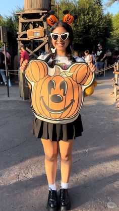 Fall Disney outfits, disneyland fall outfit guide, disneyland halloween outfit guide, what to wear to disneyland in the fall, what to wear to disneyland for halloween Disneyland Halloween Outfit, Disney Street Style, Fall Disney Outfits, Tshirt Street Style