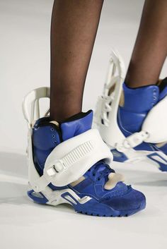 Maison Margiela, Autunno/Inverno 2018, Parigi, Womenswear Cyberpunk Fashion, Futuristic Fashion, Design Textile, Roller Skates, Fall 2018, Vogue Runway, White Shoes, Costume Design