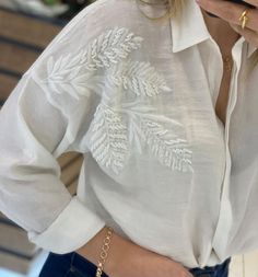 White Shirt Embroidery Ideas, Lace Shirt Outfit, Son Bahar, White Lace Shirt, Classy Outfits For Women, Trendy Fashion Tops, Embroidery Suits Design, Embroidery Designs Fashion, Linen Casual