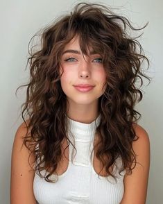 Onduladas Brasil | Quer dar um up no seu visual? Que tal apostar na franja em cabelo ondulado? ✨ Além de adicionar um toque de charme e personalidade, a… | Instagram Shaggy Naturally Wavy Hair, Shaggy Wavy Hair Medium, Medium Naturally Wavy Haircuts, Long Wavy Shag Haircut Side Part, Shag Haircut On Wavy Hair, Long Wavy Shag Haircut With Bangs, Thick Curly Layered Hair, Wavy Long Haircut Layered Hairstyles, Loose Perm With Bangs