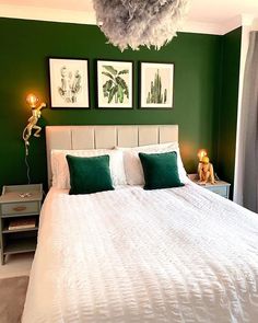 Dark green accent wall in a bedroom with feather chandelier Fresh Bedroom Ideas, Dark Green Accent Wall, Forest Green Bedrooms, Green Bedroom Colors, Emerald Green Bedrooms, Grey And Gold Bedroom, Green And White Bedroom, Dark Green Rooms, Green Accent Wall