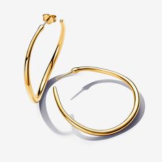 Play with linear curves when you wear the Organically Shaped 42 mm Open Hoop Earrings. This 14k gold-plated set features slightly wavy open hoops with a rounded profile and varying thickness. The result is a delicate, fluid and organic look, evoking the ebbs and flows that can be found in nature. This earring set is a must-have addition to any hoop lover's collection, whether that's you or a stylish loved one. - Pandora Organically Shaped 42 mm Open Hoop Earrings - 14k Gold-plated unique metal b Pandora Essence, Open Hoop Earrings, Stunning Jewellery, Pandora Jewelry, Sterling Silver Charm, Silver Hoop Earrings, Pendant Earrings, In Nature, Jewelry Earrings Studs