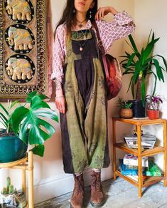 Hippie Style Clothing, Hippie Shirt, Patchwork Fabric, Leg Cuffs, Clothing Material, Clothing Inspiration, Hippie Outfits, Grey Khakis, Dungarees