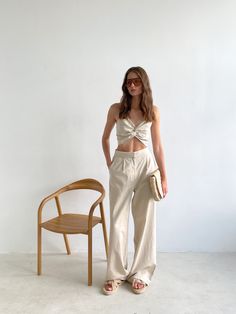 Summer Outfit Ideas - Elegant beige Marta trousers top set made of high-quality linen-cotton blend, ideal for casual summer style. Dresses Tall, Wedding Guest Suits, Tailored Dresses, Cotton Linen Trousers, Transitional Fashion, Sustainable Wardrobe, How To Be Graceful, Straight Trousers, Adjustable Waistband