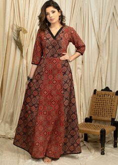 Cotton Frocks For Women, Latest Kurti Designs Pattern, Latest Designer Kurtis, Designer Kurtis Online, Salwar Neck Designs, Simple Kurta Designs, Simple Gowns, Designer Kurti Patterns, Simple Kurti Designs