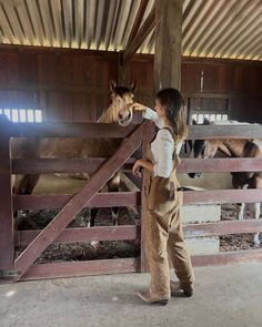 Farm Clothes, Looks Country, Western Life, Cowgirl Aesthetic, Western Aesthetic, Ranch Life, A Barn, Horse Life, Farm Girl