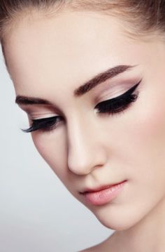 Eyeliner looks to try: the muted mod look. Learn how to get this gorgeous eye makeup look here. Extraordinary Makeup, Eyeliner Tricks, Make Up Diy, Eyeliner Tips, Drag Make-up, Makeup Purse, Simple Eyeliner, Long Eyelashes, Eye Liner Tricks