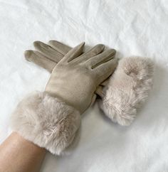 Winter Soft  Gloves will be best additions to any winter outfit.  Gloves for women. Material: Fabric, Faux Fur Size : One size Color : Beige It's a perfect winter gift for friends and families. Cute Gloves For Winter, Winter Gloves Aesthetic, Cute Gloves Winter, Cute Winter Gloves Aesthetic, Aesthetic Gloves, Gloves Photography, White Winter Gloves, Cute Gloves, Fuzzy Gloves