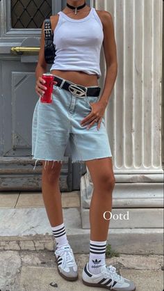 Arizona Hot Weather Outfits, United Kingdom Outfits Summer, Fits With Jorts Girl, Samba Inspired Outfit, Long Jean Shorts Outfit Aesthetic, La Summer Outfits Street Style, Oversized Jean Shorts Outfit, Summer Outfits Samba, Loose Jean Shorts Outfit