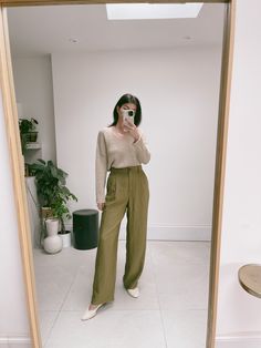 Wide Leg Trousers Outfit Work, Khaki Trousers Outfit, Trousers Outfit Work, Camel Pants Outfit, Leg Trousers Outfit, Style Wide Leg Trousers, Slacks Outfit