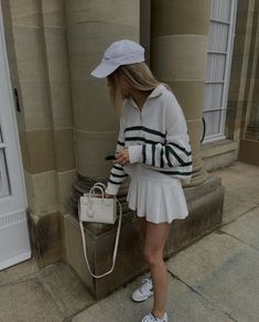 Tennis Whites Outfit, Casual Preppy Outfits Women, Tennis Skirt Styling, White Pleated Mini Skirt Outfit, Styling Tennis Skirt, Tenis Skirt Outfits, Pleated Tennis Skirt Outfit, Pleated Skirt Outfit Short, Tennis Skirt Outfit Summer