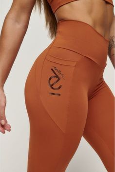 A Calça Legging Telha Endurance foi projetada para atender às necessidades de quem busca conforto e desempenho durante o treino. Ela combina características de alta qualidade com um design moderno e funcional para oferecer conforto, flexibilidade, respirabilidade e estilo. Bolsos laterais são ótimos para guardar pequenos objetos e a cintura alta oferece suporte extra. Estilo Fitness, Fitness Wear Outfits, Cute Leggings, Womens Workout Outfits, Gym Leggings, Workout Wear, Printed Leggings, Workout Leggings, Gym Women