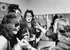 Nassau Veterans Memorial Coliseum
Uniondale, NY
December 31, 1975
Photo Waring Abbott
Alive! Tour
Fin Costello Giving Band Instructions How Kiss, Nfl Football 49ers, Football 49ers, Rock Photography