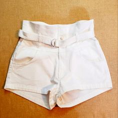 H&M Off-White Folded High-Waisted Paper Bag Short With Pockets Size:14. Nwt High Waisted Paperbag Shorts With Removable Belt, Snap Button And Zip-Up Closure. 2 Front And 2 Back Pockets. Measurements Layed Flat: Waist: 16" Inseam:1.5" Rise: 13.5" Smoke Free Home ...... Reasonable Offers Are Welcome....... Questions?? Leave A Comment Below!!! ******Thanks For Stopping By ****** Chic White Bottoms With Belt, Trendy White Shorts With Belt Loops, White Belted Bottoms For Summer, Trendy White Bottoms With Belt, Chic White Paperbag Waist Shorts, White Cotton Shorts With Paperbag Waist, White Cotton Paperbag Waist Shorts, Casual White Bottoms With Belt, Trendy White Bottoms From H&m