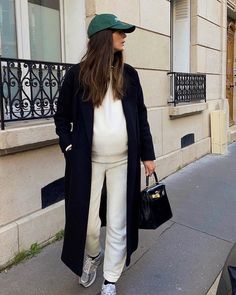 Chic Fall Maternity Outfits, Minimal Maternity Style, Jean Pregnancy Outfits, Pregnancy Outfits Street Style, Preggo Fashion Winter, Fall Pregnancy Style, Winter Maternity Pictures Outfits, Old Money Maternity Outfits, Bump Fashion Summer