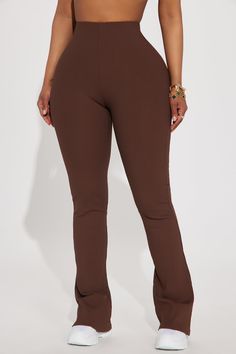 Stretch Solid Ribbed Bottoms, Fitted Solid Ribbed Pants, Ribbed Elastane Pants, High Stretch Ribbed Elastane Pants, Casual Seamless Solid Color Pants, Brown Fitted Casual Yoga Pants, Brown High Stretch Yoga Pants For Gym, High Stretch Brown Yoga Pants For Gym, High Stretch Seamless Brown Bottoms