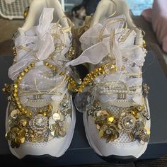 Women’s 8 Gradeschool 6.5 New Balance 530 Handsewn Gold Embellishments Custom New Balance, New Balance Shoes Women, Customized Shoes, Pretty Sneakers, New Balance White, Shoe Decoration, Funky Shoes, Juicy Couture Charms, Rhinestone Shoes