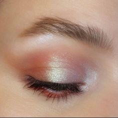 Aesthetic photo, eyeshadow, glitter eyeshadow, shiny eyeshadow, lash aesthetic, long lashes Matte Make Up, Teknik Makeup, Maquillage Yeux Cut Crease, Membentuk Alis, Bentuk Alis, Smink Inspiration, Makijaż Smokey Eye, روتين العناية بالبشرة