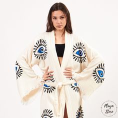 You may use Playa's kimonos for lots of areas of life such as luxury bathrobes, bohemian bathrobes, hijab dresses, organic housecoats, beach cover-ups, kimono jackets, ethnic kaftans, cardigans, women's robes, and bridal gifts. Playa kimono's are always with you when you want to be timeless but don't compromise on style; At the beach on a sunny day On a fun festival day On a day when you hang out with your friends During a shiny breakfast morning While enjoying a bath&beauty or during your medit Long White Cover-up For Loungewear, White Bohemian Beach Robe, Traditional Beige Kimono For Vacation, Traditional Beige Kimono For Beach, Oversized Long Beach Robe, White Open Front Kimono For Festival, Cream Open Front Kimono For Summer, Long White Cardigan For The Beach, White Long Cardigan For The Beach