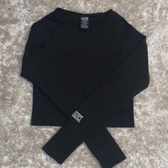 Nwot Black Make Me An Offer! Basic Black Sports Top, Black Long Sleeve Crop Top For Workout, Black Long Sleeve Crop Top For Sports, Black Crew Neck Crop Top For Workout, Black Seamless Long Sleeve Top, Black Seamless Long Sleeve Activewear, Black Stretch Basic Crop Top, Basic Black Stretch Crop Top, Make Me An Offer