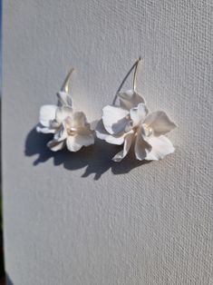 УЛА Свадебные серьги с наполнителем из золота 14 карат - Etsy Польша Delicate White Handmade Flower Earrings, Delicate White Pearl Earrings For Bridesmaids, Delicate White Flower Earrings, White Petal Flower Earrings For Wedding, Delicate White Flower Earrings With 3d Flowers, Delicate White Earrings With 3d Flowers, White Flower Bridal Earrings For Bridesmaid Gift, Minimalist Flower Earrings For Wedding, White Petal Earrings With 3d Flowers