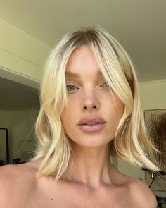 Not too short to style and not too long to fall flat, these medium-length hairstyles for thin hair will add texture and depth to your hair. California Blonde Hair, Baby Blonde, Petite Blonde, Wavy Lob, Hair To One Side, Haircuts For Fine Hair