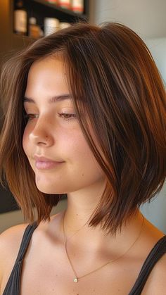 Short and Stunning: 30 Flattering Hairstyles for Round Faces Bob Hairstyles For Round Face, Bangs Ideas, Medium Length Wavy Hair, Short Hair Cuts For Round Faces, Bob Haircut For Round Face, Modern Bob, Hairstyle Wedding, Emma Lou