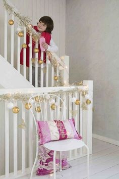 Garland and golden ornaments dress the staircase. Traditional Staircase, White Dining Room, Nordic Christmas, Build Confidence, Xmas Ideas, Winter Fun, Scandinavian Christmas, Holiday Themes, Deck The Halls