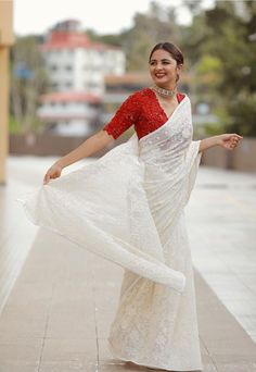 Simple White Saree Look, White Saree Red Blouse Look, Blouse Design For Chikankari Saree, White And Red Combination Saree, Chikankari White Saree, Red And White Saree Wedding, Half White Saree With Contrast Blouse, Red And White Half Saree, Off White Saree Contrast Blouse