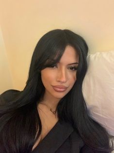 Long Dark Hair With Side Bangs, Side Parting Straight Hair, Strait Layered Hair, Baddie Haircuts Long Hair, Dark Hair With Side Bangs, Black Hair With Face Framing, Side Bangs Black Hair, Melina Cohens Tattoos, Long Black Hair With Bangs And Layers