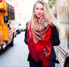 Russian Aesthetic, Slavic Culture, Costumes Around The World, Pretty Scarves, Scarf Style, Capsule Outfits, Russian Fashion, How To Wear Scarves, Vintage Scarf