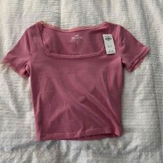 Never Worn, Got Back In 2023. Hollister Tops Summer, Cute Pink Tops, Hollister Outfits, Hollister Clothes, Baby Crop Top, Quick Outfits, Lazy Day Outfits, Small Crop Tops, Hollister Tops