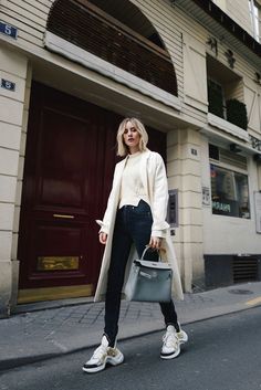 Paris Spring Outfit, Paris Fashion Week Outfits, Chunky Sneakers Outfit, Sneaker Outfits Women, Fashion Week Outfit, Sneakers Street Style, Dad Sneakers, Moda Paris, Paris Outfits