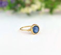 L E ∙ S M A L L ∙ D E T A I L S
Une belle Kyanite ronde naturelle de 8 mm sertie par électroformage sur une bande remplie d'or 14 carats et plaquée en or 18 carats 
M A T E R I A L ∙ O P T I O N S
• Argent : serti sur un anneau en argent Serling et plaqué en argent fin 99,9
• Plaqué or 18 k - 24 k : monté sur un anneau rempli d'or 14 k et plaqué en or 18 k ou 24 k
• Or massif 18 k : le bracelet est en or massif 18 carats, la lunette est plaquée d'une épaisse couche d'or 18 carats

P A C K ​​A G Blue Gemstone Engagement Rings, Raw Stone Engagement Rings, Kyanite Jewelry, Kyanite Ring, Thick Coat, Rings Handmade, Natural Gemstone Ring, Gemstone Engagement, Silver Wedding Rings