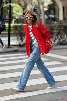 21 Stylish Wide-Leg Jeans Outfits You'll Want to Copy ASAP Jean Shirt And Jeans Outfit, Dark Wash Wide Leg Jeans Outfit, Red Wide Leg Flare Jeans For Fall, Casual Red Wide Leg Jeans, Vintage Red Wide Leg Jeans, Fall Wide-leg Jeans For Elevated Casual, Wide Legged Jeans Outfit, Wide Leg Jeans Outfit Winter, Outfits With Wide Leg Jeans