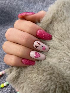 Christmas Nail Designs Reindeer, Trendy Christmas Nails Acrylic, Red And Pink Christmas Nails, Pink Nails Winter, Pink Nails Christmas, Christmas Gel Nail Ideas, Pink And Red Christmas Nails, Holiday Nails Pink