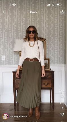 Suede Skirt Outfit Fall, Khaki Skirt Outfits, Vintage Skirt Outfit, Suede Skirt Outfit, Ladylike Outfits, French Inspired Fashion, Green Pleated Skirt, Skirt Outfits Fall