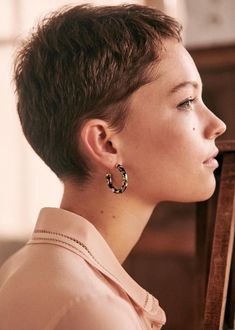 Shaved Hair Round Face, Pixie Haircut Straight Hair, Loane Normand, Pixie Haircut Styles, Curly Pixie Haircuts, Hairstyle Inspiration, Short Layered Haircuts