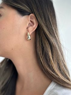 Unleash your style with our chunky dome hoop earrings, which are 23mm high, 10mm wide, and 14mm long. Embrace the perfect blend of style and quality for a statement-making look. Materials 14K yellow gold or white gold plated. s925 Sterling Silver Posts. Measurements: Height: 23mm; Width: 10mm; Length: 14mm. Hypoallergenic; nickel, lead, and cadmium free. Chunky Hoop Earrings, Everyday Jewelry, Body Oil, Jewelry Organization, Quality Jewelry, Amazing Jewelry, Post Earrings, My Jewellery, Gold Plate