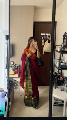 Saare Pose Ideas, Bangalore Outfits, Saare Poses Aesthetic, Sari Photoshoot Poses, Traditional Saree Poses, Aesthetic Saree Poses, Lehenga Aesthetic, Aesthetic Saree