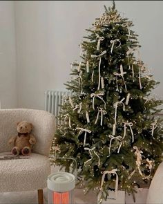 Christmas | Winter time | Christmas time | Christmas tree 🎄 | aesthetic | tree with bows | pink bows | teddy bear | gifts under the Christmas tree | tree lights | Christmas lights Aesthetic Christmas Tree White, White Christmas Tree Aesthetic, Cozy Christmas Decor, Decorating For Christmas, Christmas Feeling