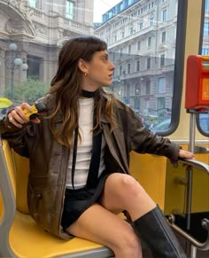 Mode Ulzzang, Autumn Fits, Leather Jacket Outfits, School Looks, Looks Street Style, Looks Black, Carrie Bradshaw, Mode Inspo, Brown Leather Jacket