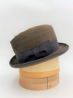 Homburg hat with the old air of the 18th century . *Description : Its crown has the shape of the Homburg hat and a slightly raised brim . 40 mm Petersham grosgrain ribbon & bow The inside of the crown is provided with an inner leather sweatband with the size of your head for a perfect fit. Our hats are handmade with high quality materials , using traditional millinery tecniques. Approx. dimensions: Crown height: 10-11,5 cm Brim width: 5 cm * Materials: high quality melusina fur felt hat body Homburg Hat, Grosgrain Ribbon Bows, Homburg, Brown Hats, Classic Hats, Hat For Man, Felt Hat, Grosgrain Ribbon, Ribbon Bows