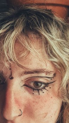 Funky Makeup, Graphic Makeup, Smink Inspiration, Dope Makeup, Edgy Makeup, Eye Makeup Art, No Eyeliner Makeup